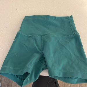 Size 2 wunder under 4 inch shorts not sure exact color but it was a 2021 color